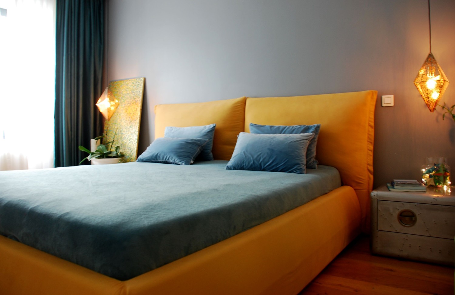 Amenajare dormitor cu pat galben apartament modern de inchiriat Bucuresti - arhitect Oana Tapu