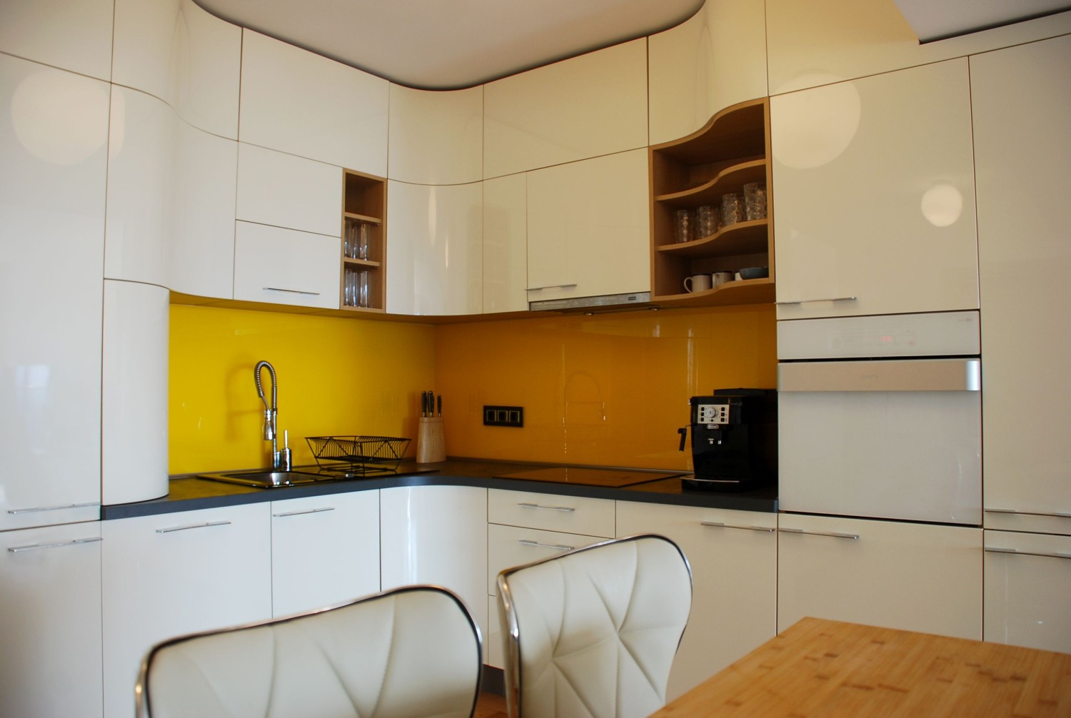 Amenajare apartament modern de inchiriat Bucuresti - mobilier de bucătărie curb alb - arhitect Oana Tapu