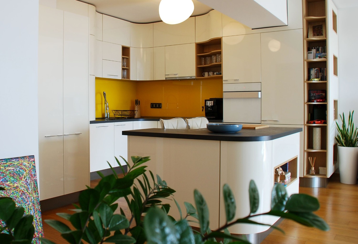 Amenajare apartament modern de inchiriat Bucuresti - mobilier de bucătărie curb alb - arhitect Oana Tapu
