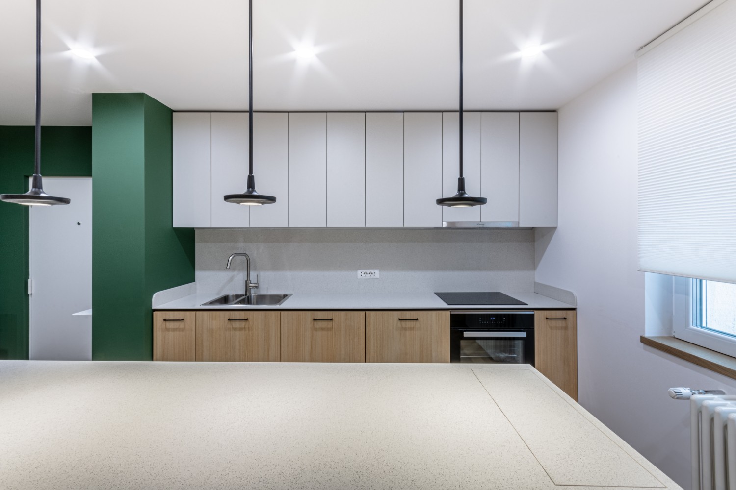 Amenajare bucatarie mobilier alb cu insula si perete verde - Craftr