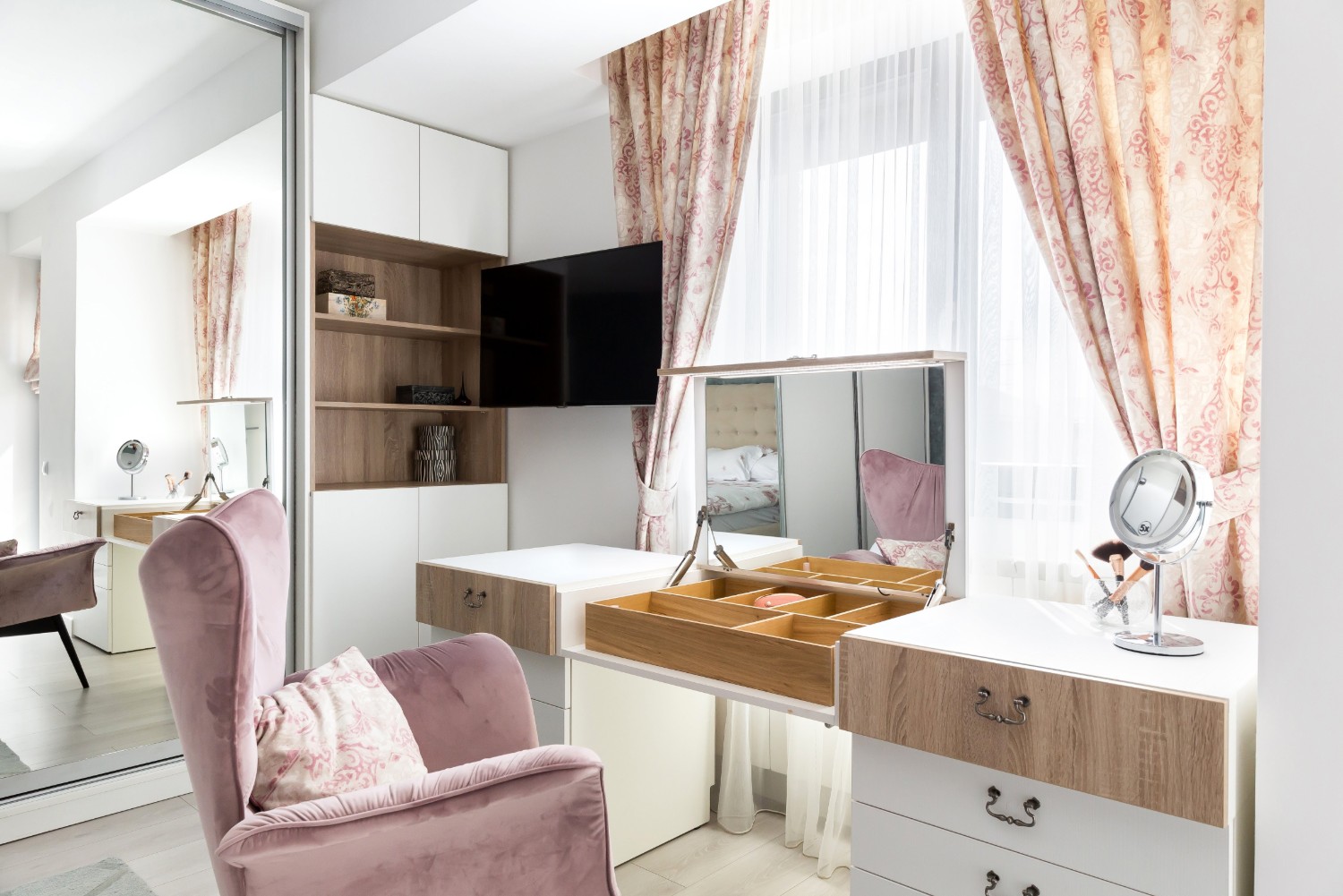 Amenajare dormitor elegant Buzău - masă de machiaj cu fotoliu roz - arh. Ștefania Bobaru - Vim Studio