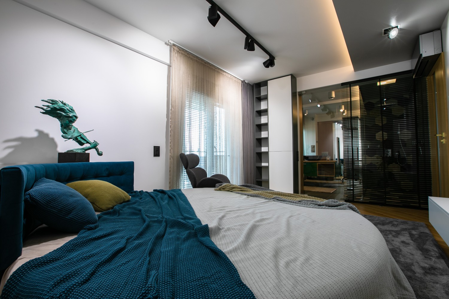Apartament burlac Iasi - dormitor cu pat rotund - amenajare HighLight Project (2)