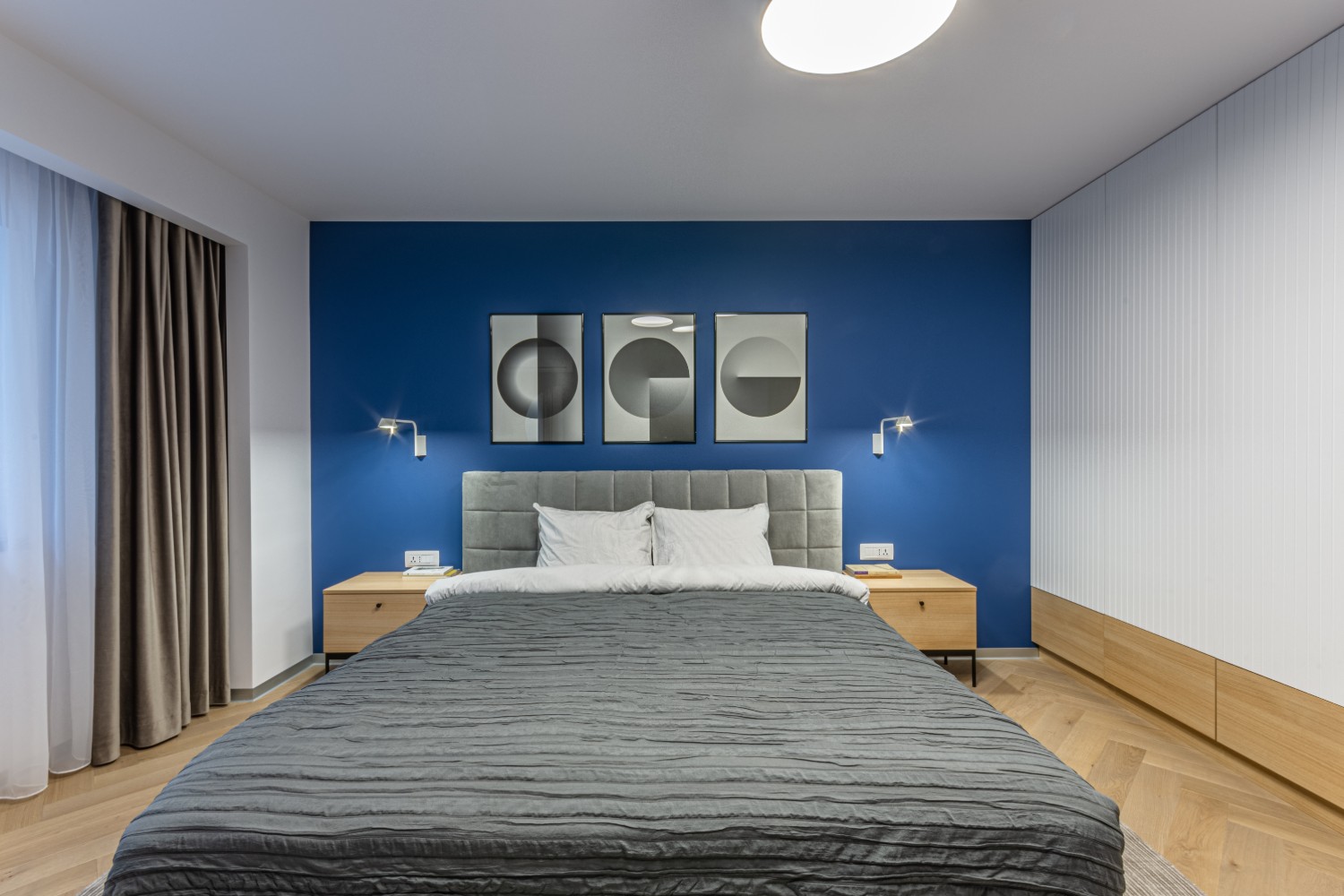 Dormitor modern cu perete albastru - amenajare Craftr (1)