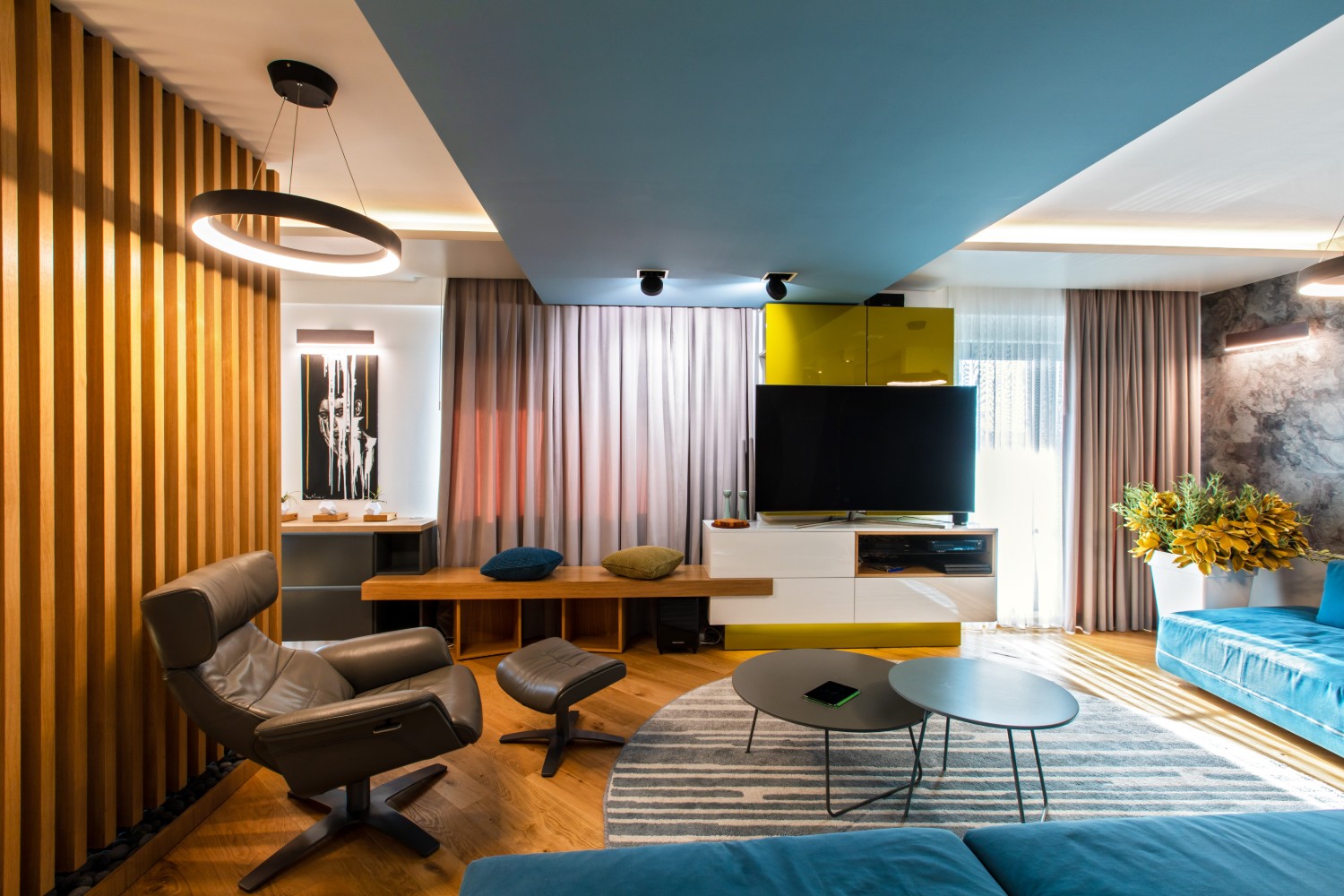 Living open space canapea albastra tavan bleu - amenajare Iasi HighLight Project (3)