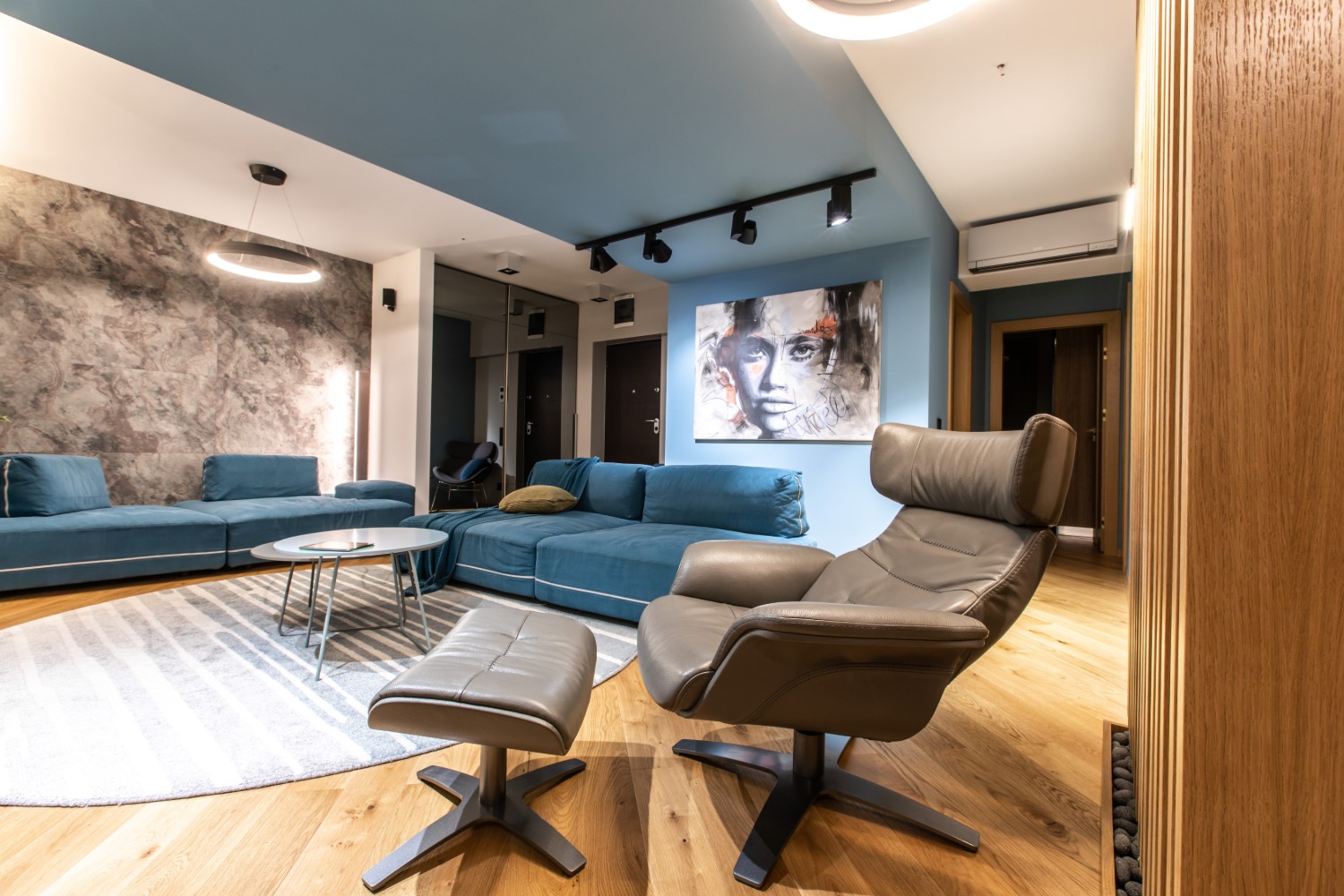Living open space canapea albastra tavan bleu - amenajare Iasi HighLight Project (5)
