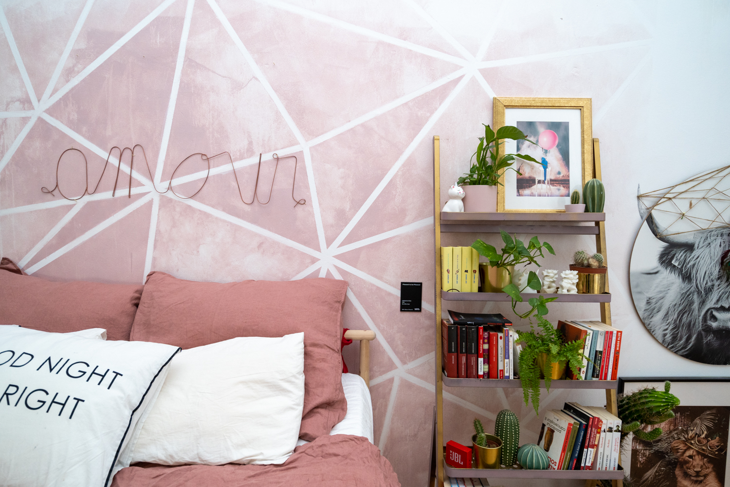 Apartament cu trei camere Calea Victoriei - acasă la arh. Larisa Rățoi - dormitor cu perete roz pat baldachin Ikea și lustră DIY (2)