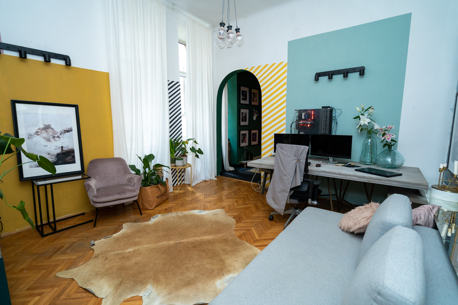 Apartament cu trei camere Calea Victoriei - acasă la arh. Larisa Rățoi - perete tablouri pereți bleu (3)