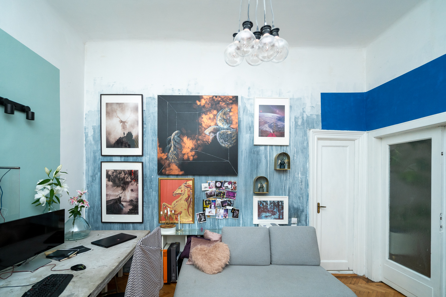 Apartament cu trei camere Calea Victoriei - acasă la arh. Larisa Rățoi - perete tablouri pereți bleu (5)