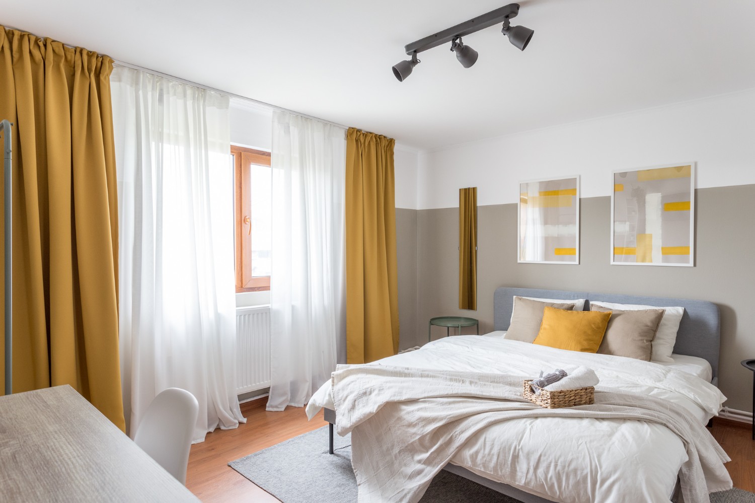 Zen Casa Comarnic dormitor gri draperii galbene