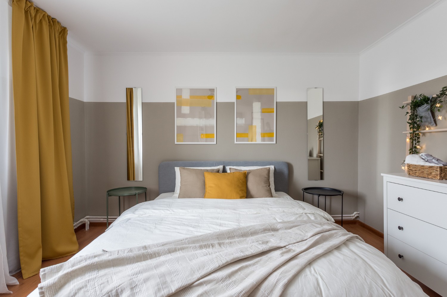Zen Casa Comarnic dormitor gri draperii galbene