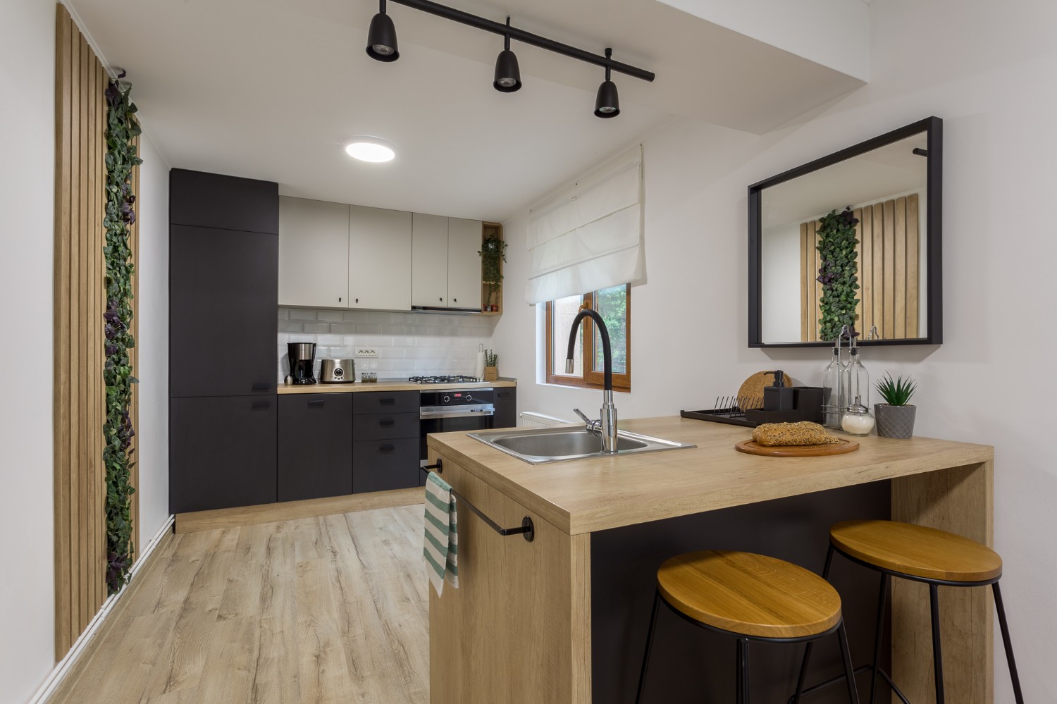 Zen Casa Comarnic - bucatarie cu insula (1)