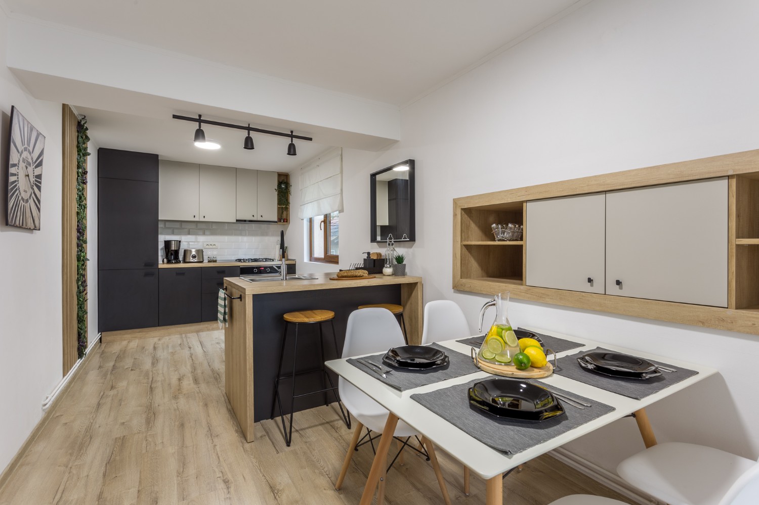 Zen Casa Comarnic - bucatarie cu insula (1)
