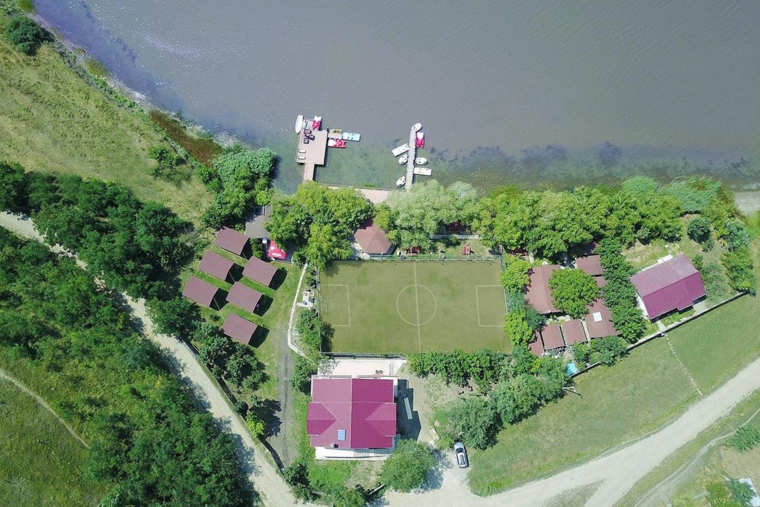 cabane lângă lac
