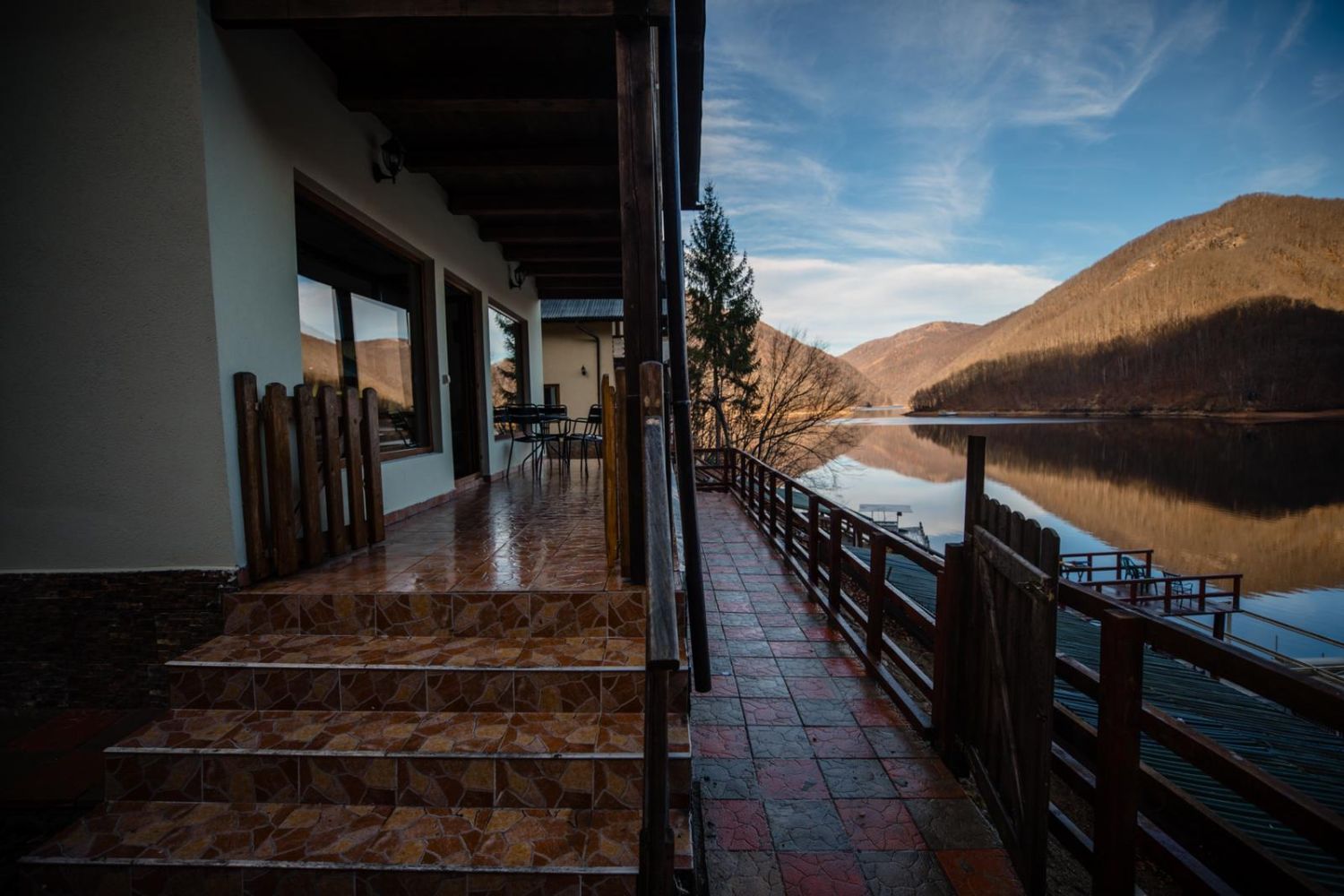 cabane lângă lac