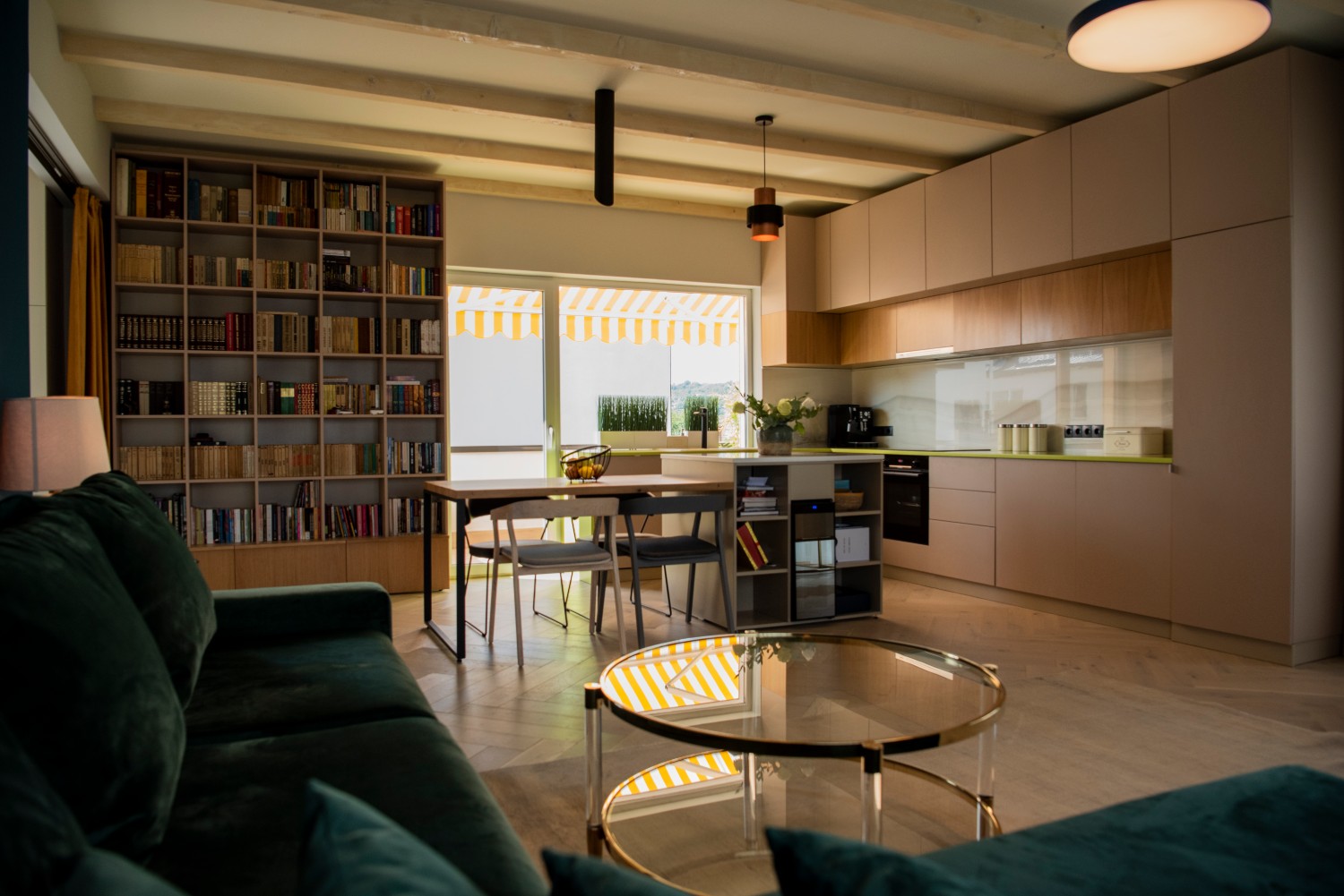 Living cu bucătărie open space - penthouse Baia Mare_designer Raul Șerban Hangar 7586 (10)