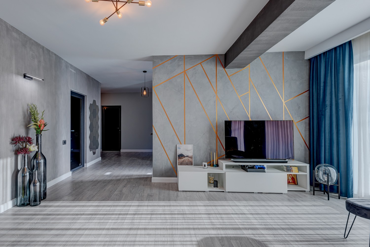 Living modern vila Klimt Targu Jiu - designer Camelia Radu - mobilier modern canapea gri vopsea decorativa gri accente de galben si albastru (1)