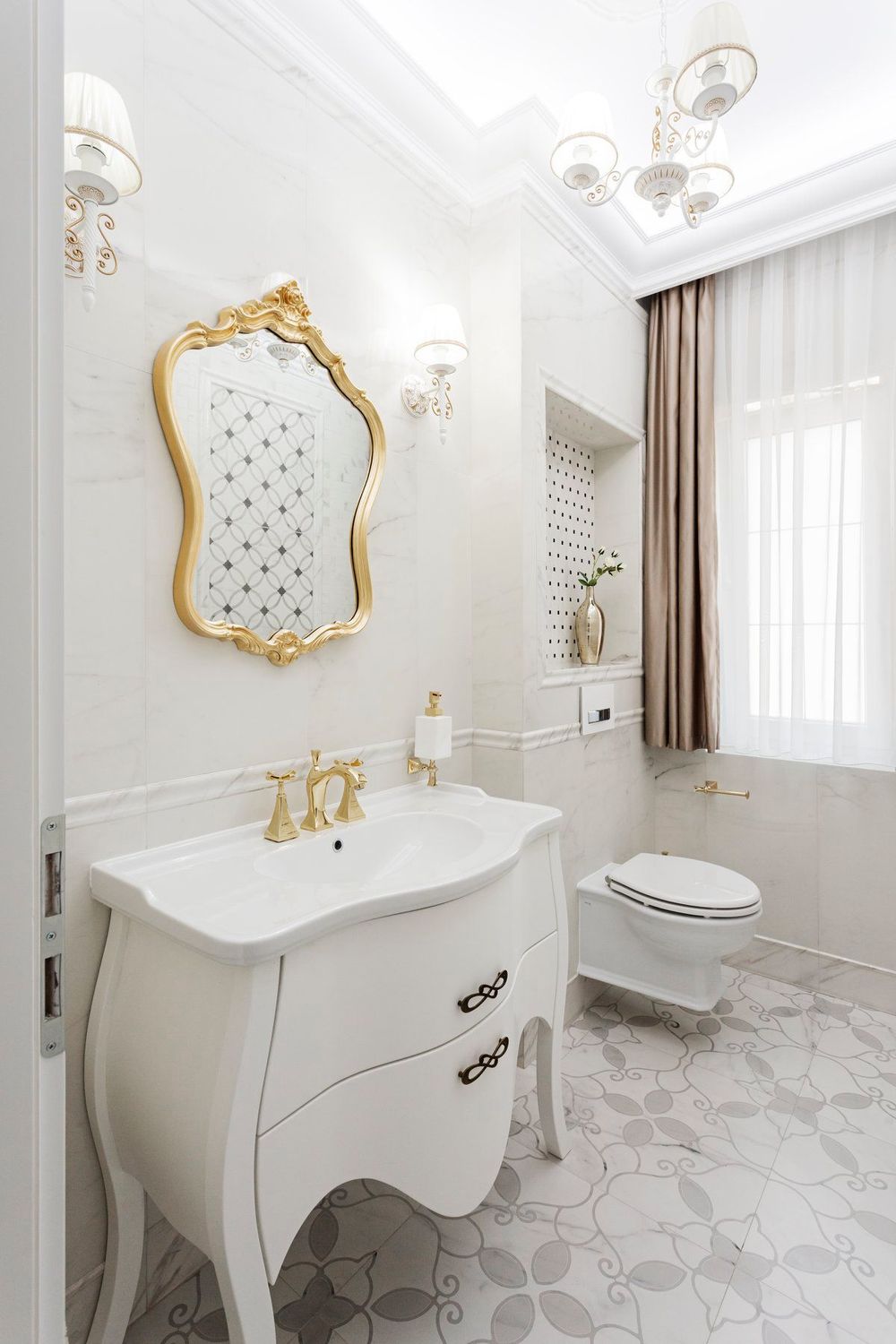 inspiratii amenajari interioare stil clasic baie cu oglinda cu rama aurie