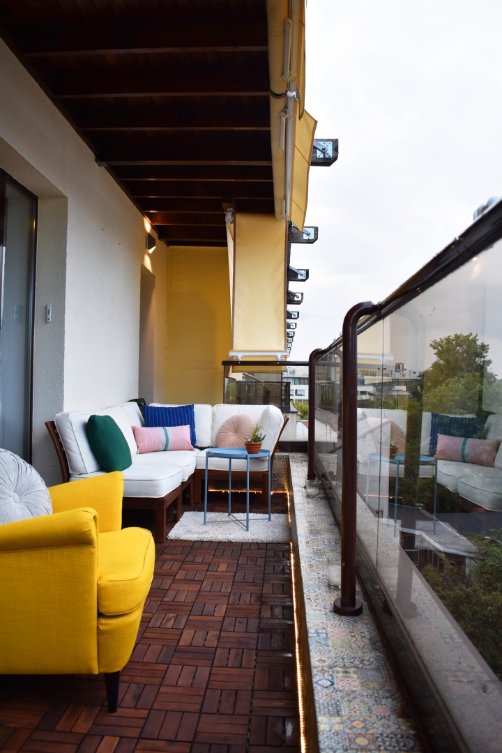 amenajare balcon balcon cu pardoseala cumpărată de la Ikea
