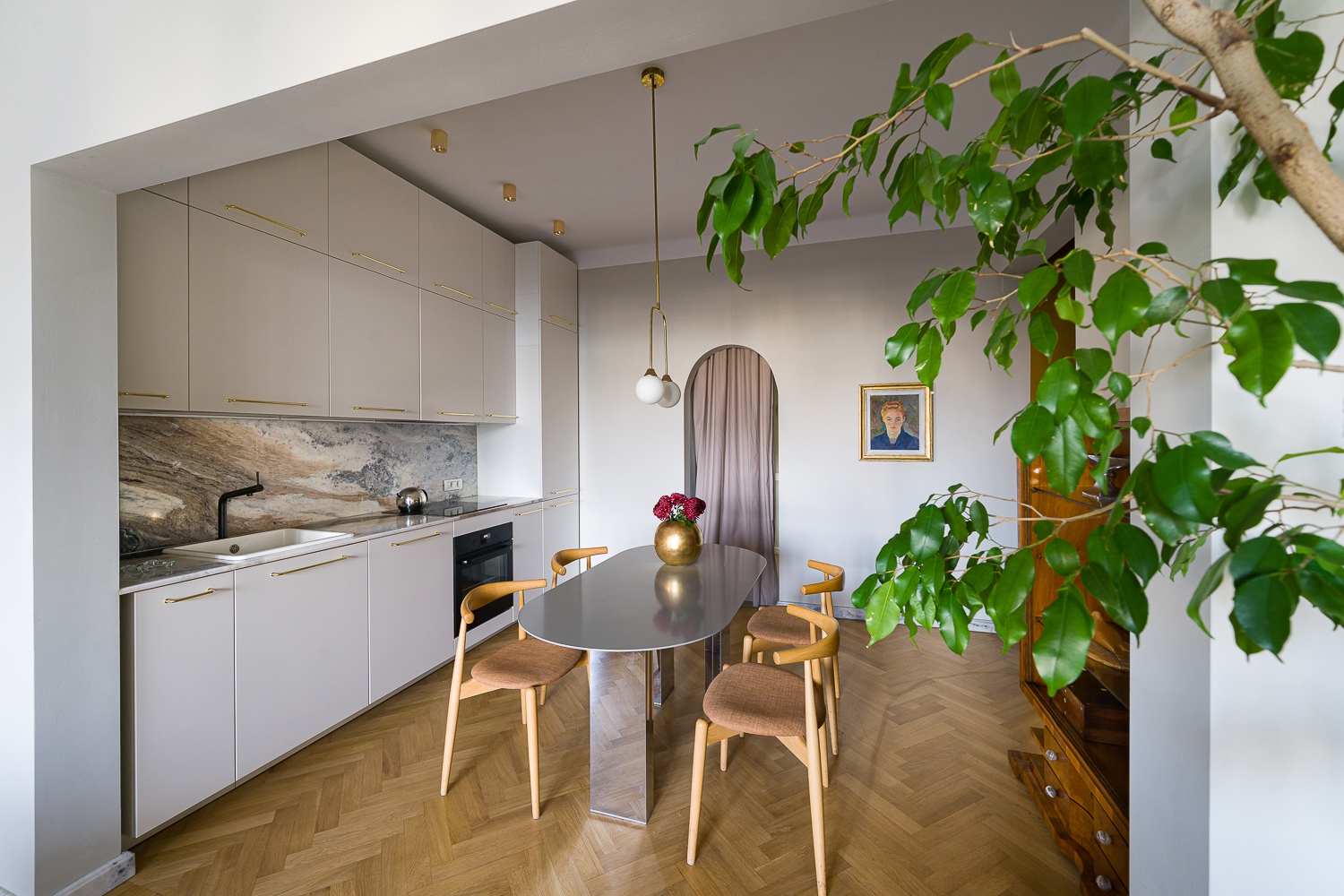 aranjamente florale masa din living open space cu scaune din lemn