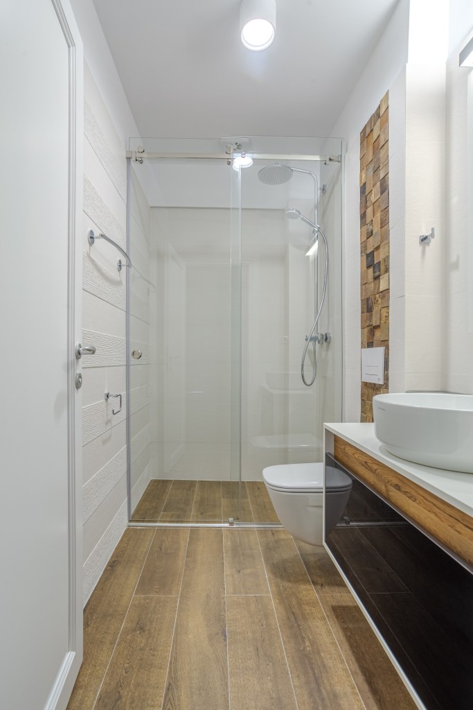 Apartament modern Ramnicu Valcea - amenajare baie Cristiana Zgripcea (1)