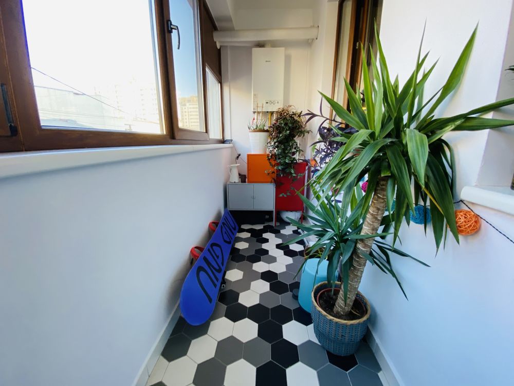 balcon cu plantă luxuriantă