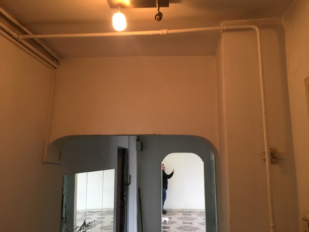 Renovare apartament Vitan arh. Alexandru Bucur Interiology - hol pardoseala epoxidica gri (1)