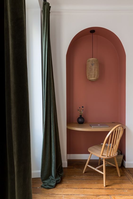 colt de lucru langa geam nisa vopsita terracotta