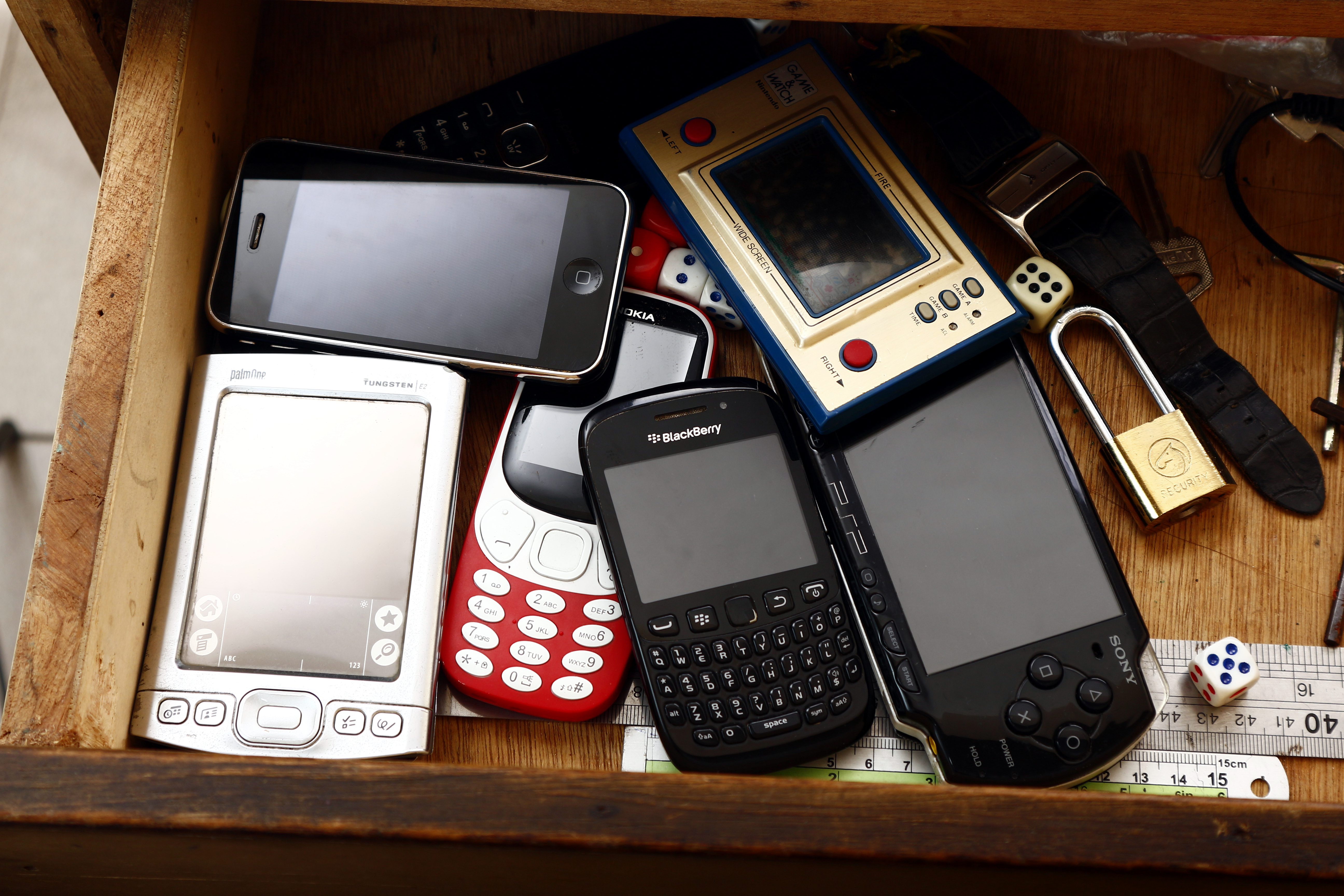 sertar cu telefoane vechi
