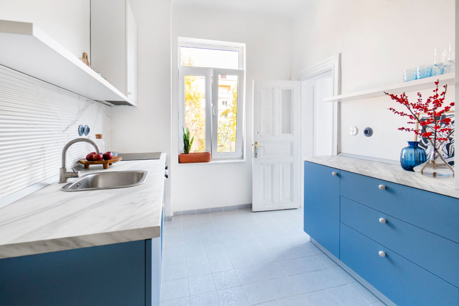Bucatarie alb si bleu - renovare apartament vechi Amzei - Kanso Design arh. Andra Bica (6)