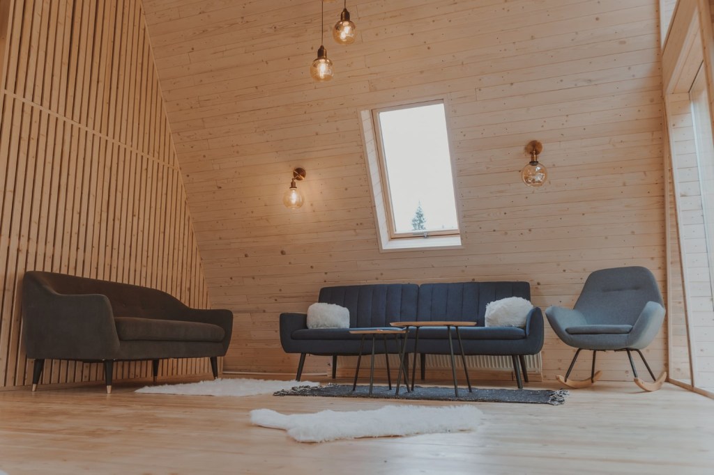 Amenajarea spațiului te introduce într-o lume nordică, luminoasă și extrem de călduroasă