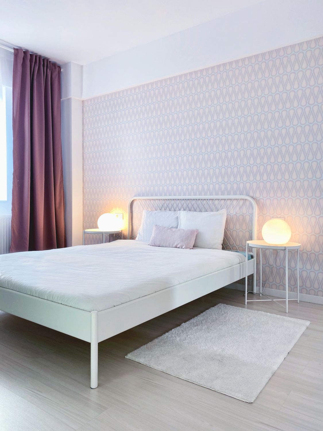 dormitor perete roz tapet draperii mov bubble house