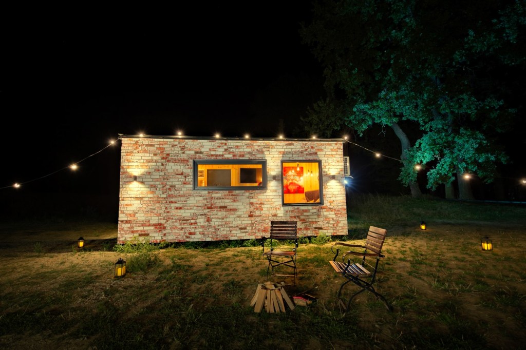 Tiny house România construit de la zero de Matei și echipa lui