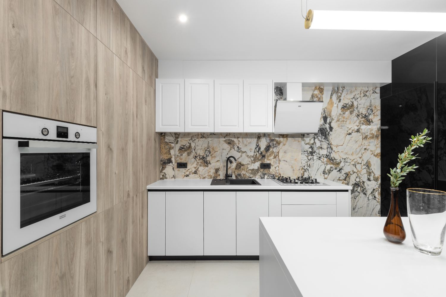 Bucatarie moderna alba cu gresie tip marmura - design interior Pure Mess Design (4)