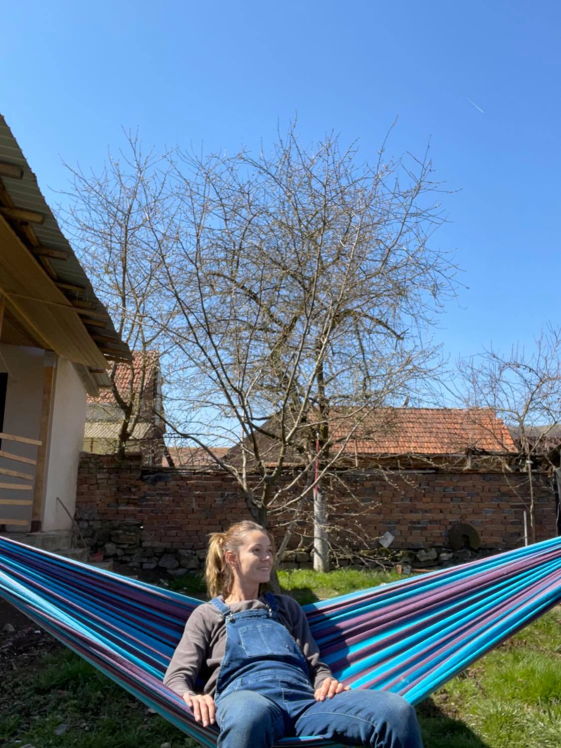 Emma își iubește satul și noua viață