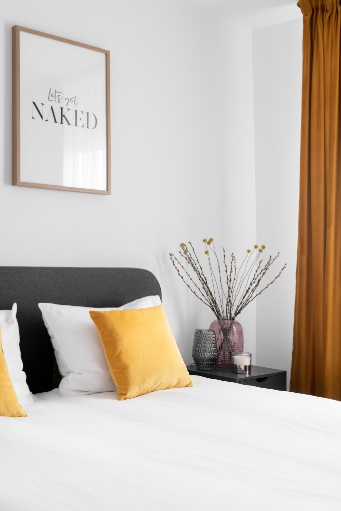before after apartament airbnb Timisoara dormitor culoare accent