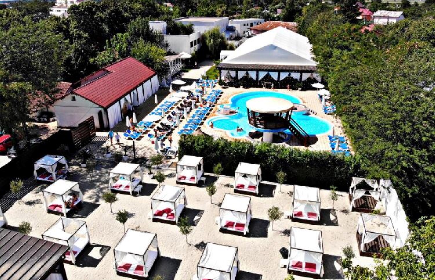Aqua del Mar este la 10 kilometri de București, într-un spațiu plin de verdeață