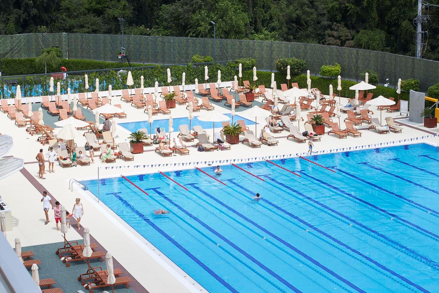 Piscina Stejarii Country Club oferă un bazin olimpic exterior