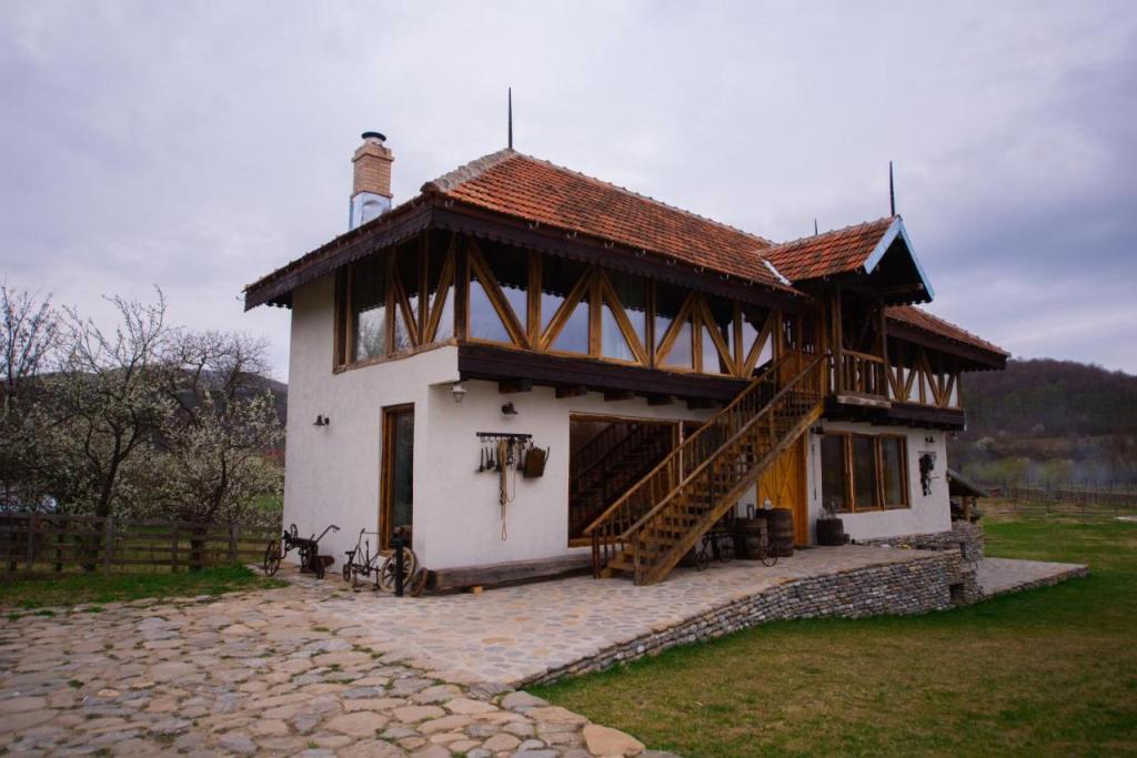 Fânarul a fost cea de-a doua construcție a gospodăriei și are trei camere la etaj