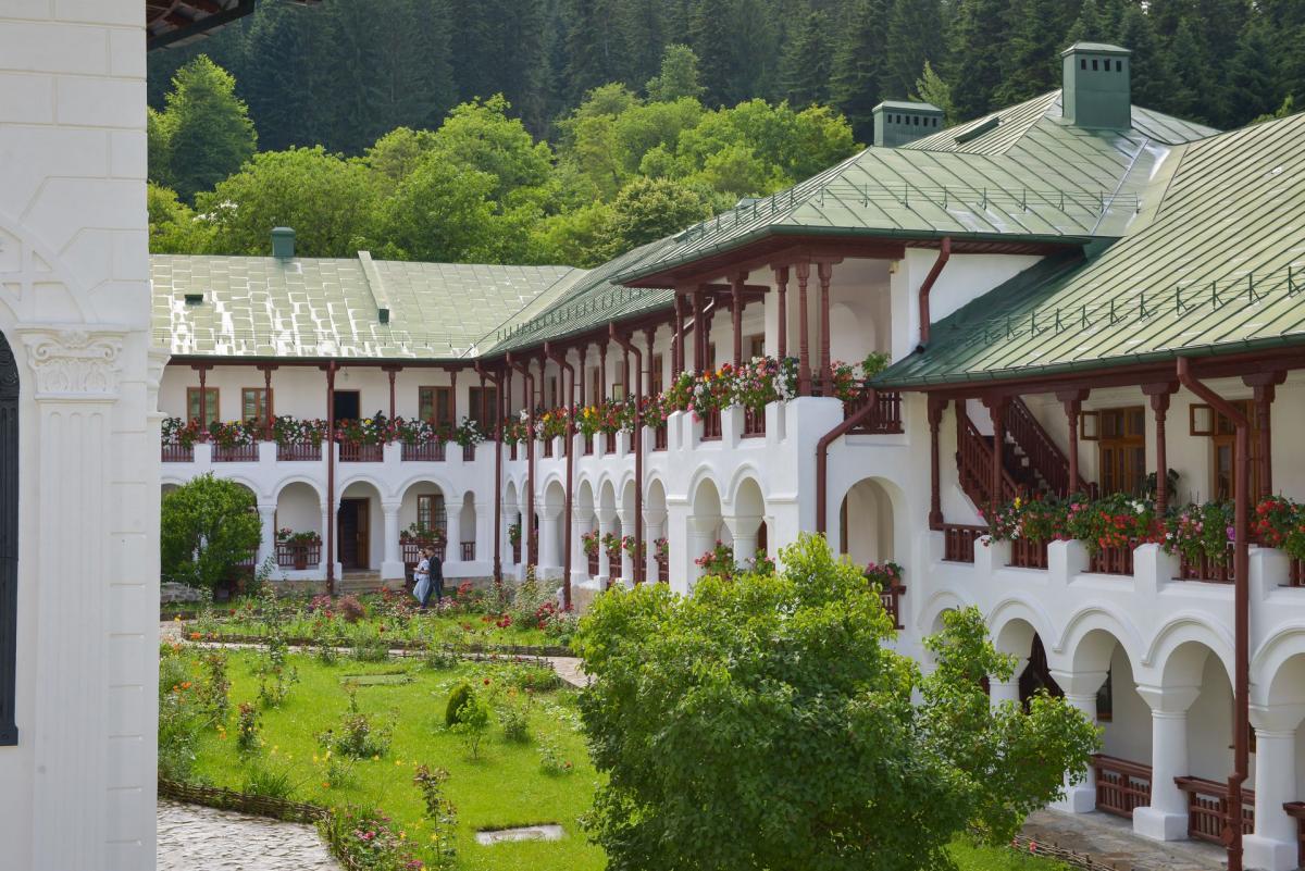 manastiri moldova Chiliile ies în evidență cu acele flori și curtea îngrijită 