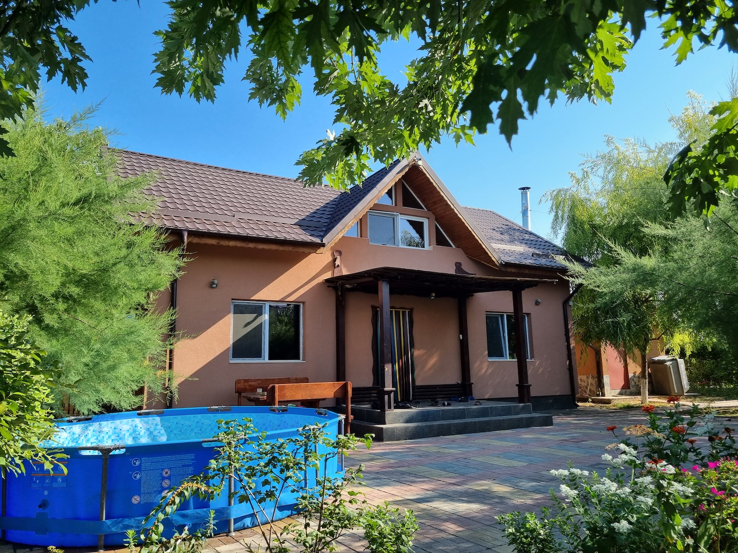 casa la tara Emilia și soțul ei Răzvan s-au mutat în pandemie în casa lor de vacanță de la sat