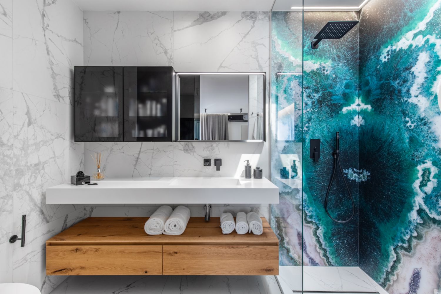 Amenajare vila duplex Otopeni stil eclectic - Sergiu Califar - Pure Mess Design - baie alba cu marmura si placare de sticla Sicis in dus (1)