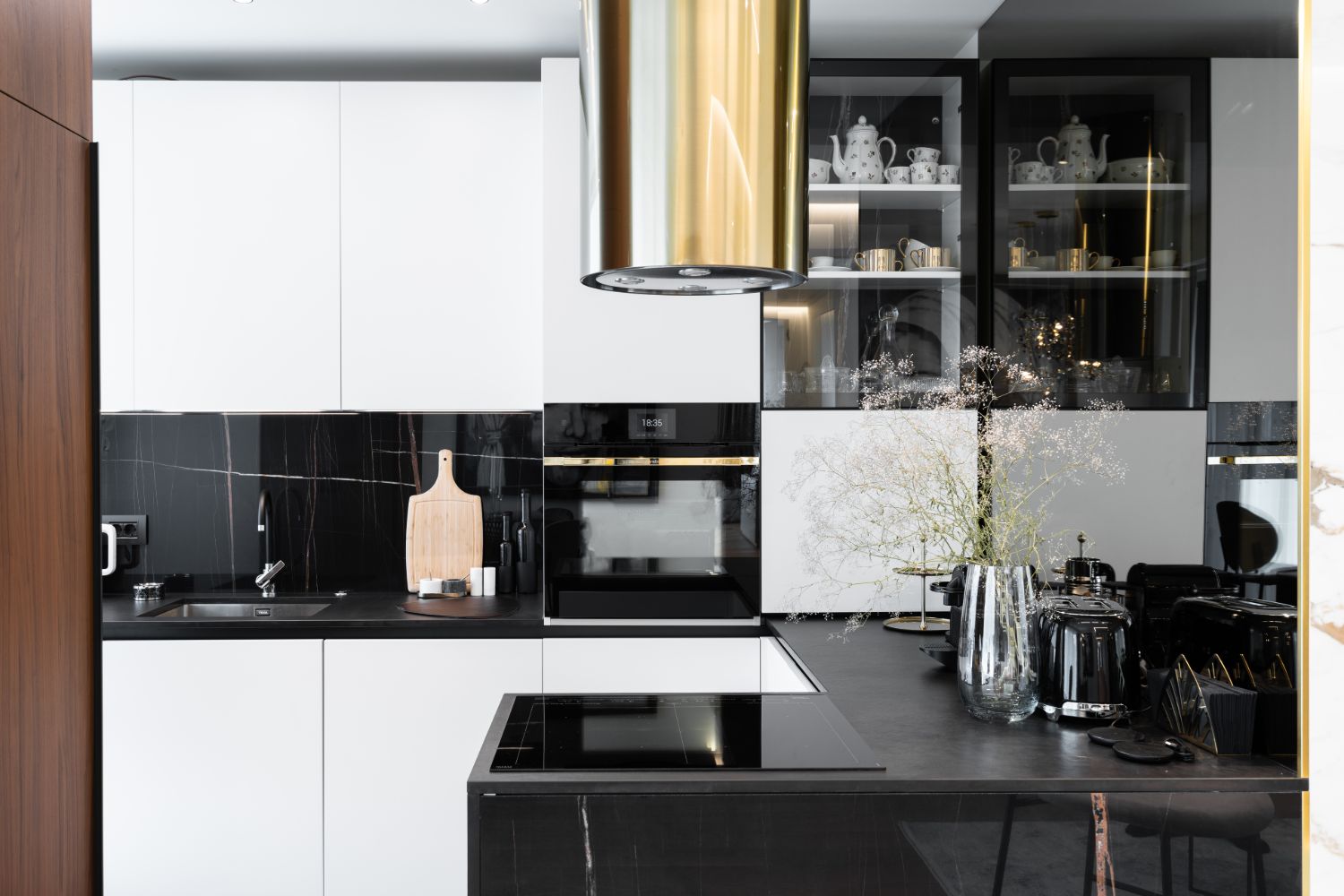 Apartament elegant amenajare Sami Bumbu Bucuresti - bucatarie marmura