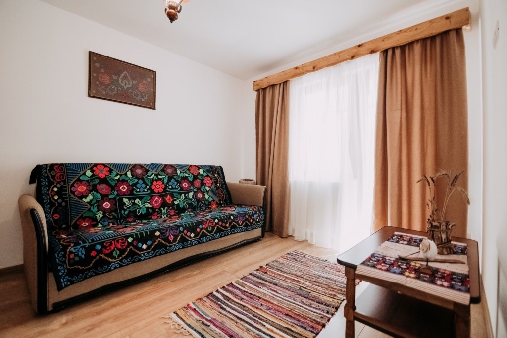 La etaj sunt șapte camere, fiecare cu baie proprie