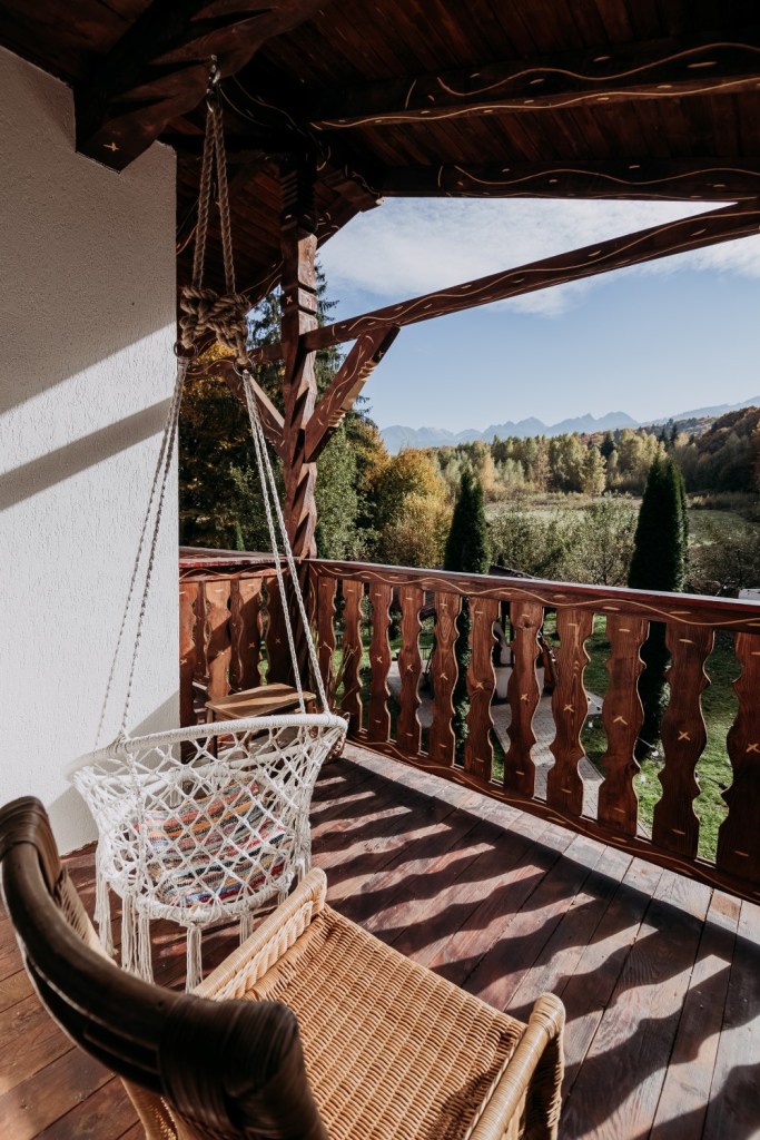 Casa de sub Munte este poziționat într-un decor de basm