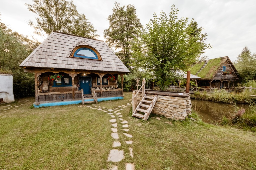 Casa salvată dintr-un grajd este lângă celelalte trei tiny-uri care vor intra în circuitul turistic