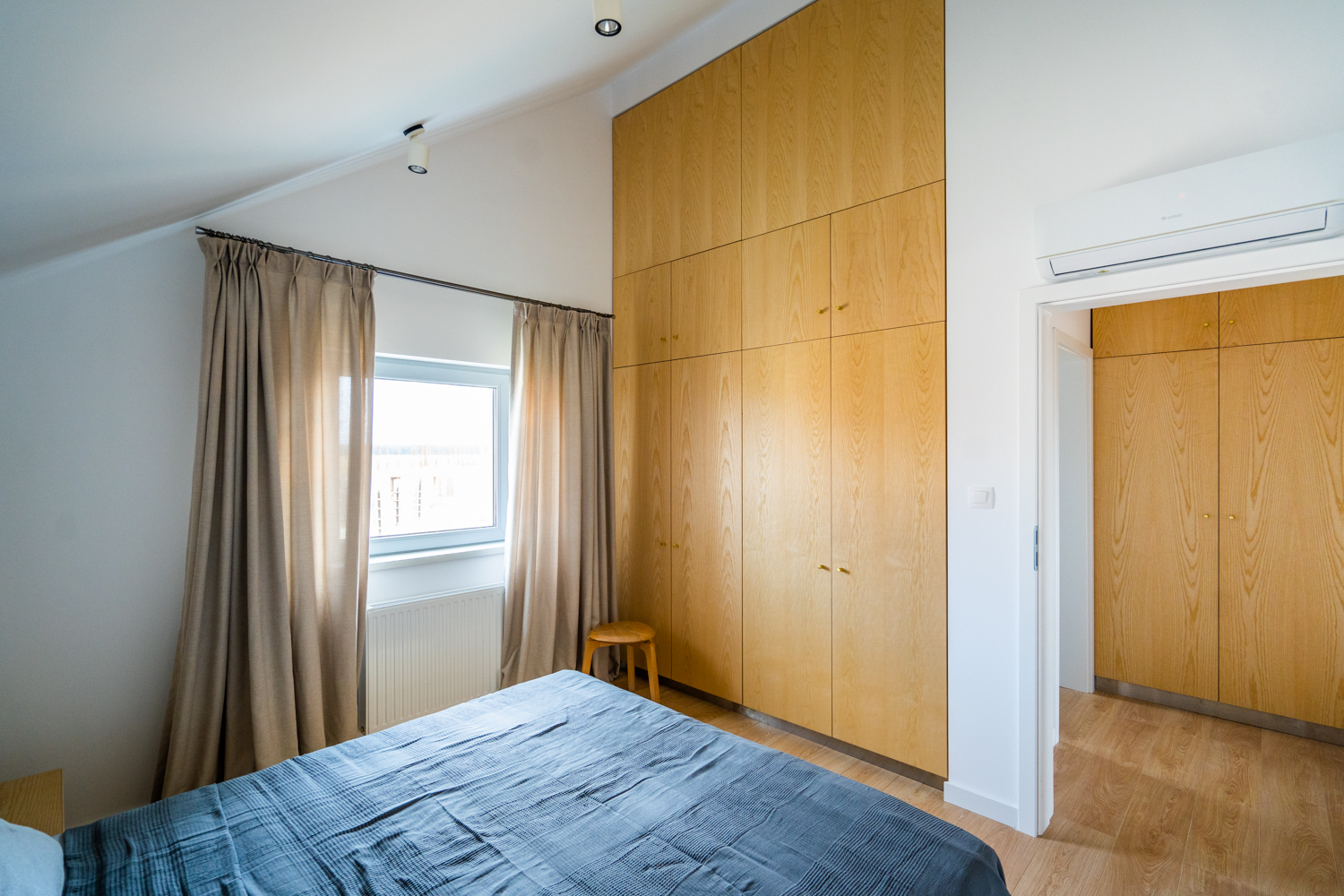 casa langa Bucuresti dormitor