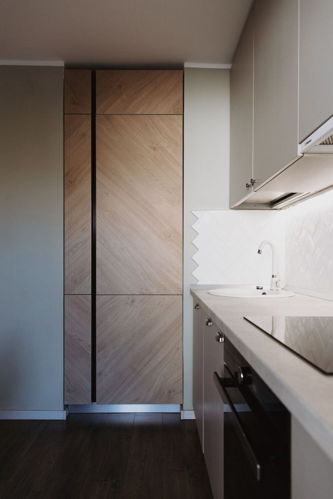 Renovare apartament Iasi - mobilier bucatarie modern gri faianta alba metro arh. Stefan Bugalete (2)