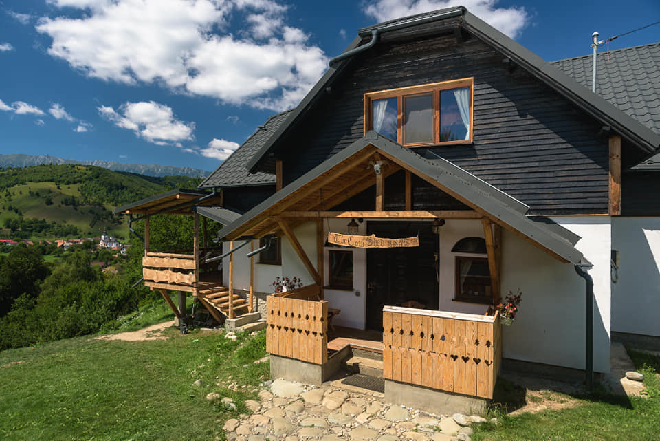 Din casa cea veche au păstrat doar pereții și fundația