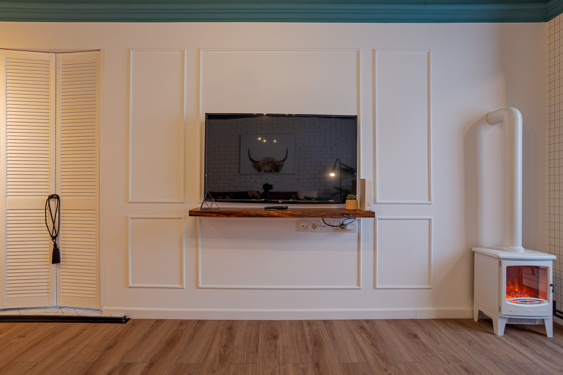 Airbnb la munte - Sinaia amenajare iDecorate - living cu semineu (4)