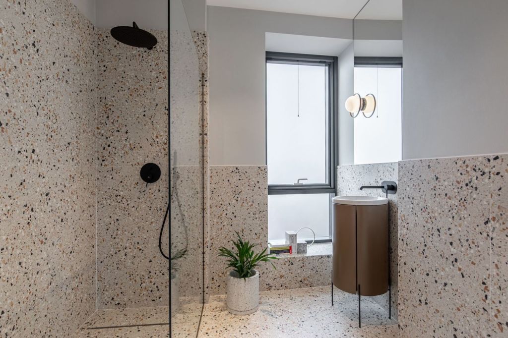 finisaje pereti interiori amenajare baie terrazzo